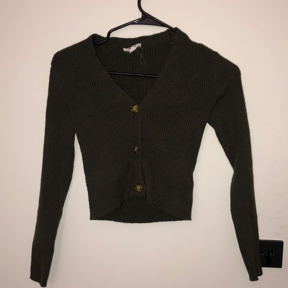 SOLD ⭐️ Cropped army green button sweater ⭐️ - Picture 3 of 5